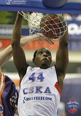 Jamont Gordon dunks the ball (photo M. Serbin, cskabasket.com)