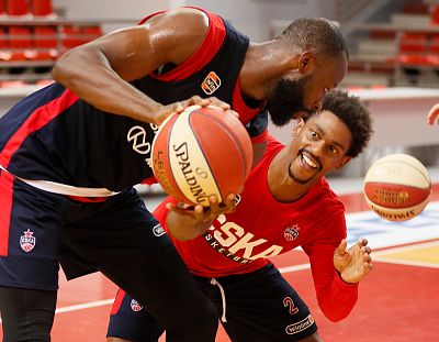 Тони Джекири и Каспер Уэйр (фото: М. Сербин, cskabasket.com)
