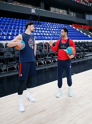 Антон Астапкович и Мело Тримбл (фото: М. Сербин, cskabasket.com)