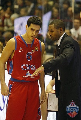 Никос Зисис и Дэвид Вантерпул (фото М. Сербин, cskabasket.com)