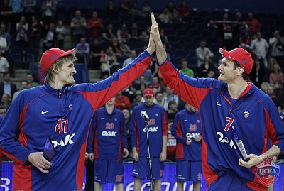 Андрей Кириленко и Дариуш Лавринович (фото М. Сербин, cskabasket.com)