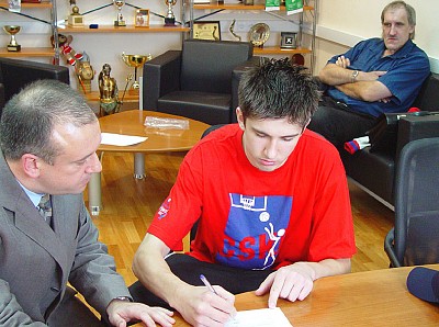 Подпись под первым контрактом (фото cskabasket.com)