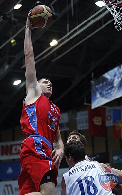 Виктор Хряпа забивает сверху (фото М. Сербин, cskabasket.com)