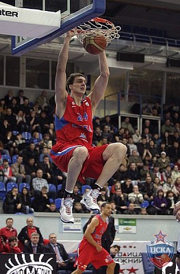Aleksandr Kaun dunks the ball (photo M. Serbin, cskabasket.com)
