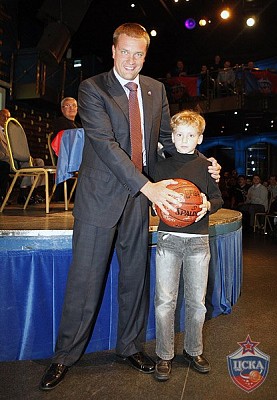 Андрей Ватутин вручает мяч самому юному болельщику (фото М. Сербин, cskabasket.com)