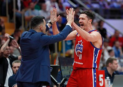 Семён Антонов и Андреас Пистиолис (фото: М. Сербин, cskabasket.com)
