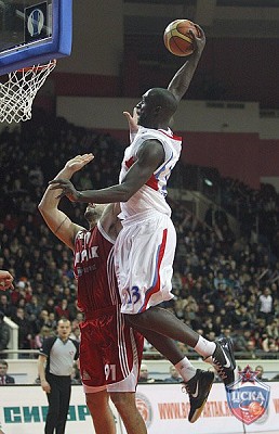 Pops Mensah-Bonsu dunks the ball (photo M. Serbin, cskabasket.com)