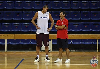Виктор Хряпа и Димитрис Итудис (фото: М. Сербин, cskabasket.com)