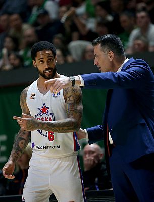 Мело Тримбл и Андреас Пистиолис (фото: М. Сербин, cskabasket.com)