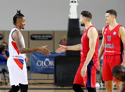 Уилл Клайберн, Никита Курбанов и Семён Антонов (фото: М. Сербин, cskabasket.com)