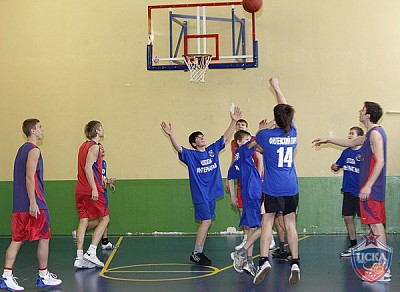 Двусторонняя игра (фото М. Сербин, cskabasket.com)