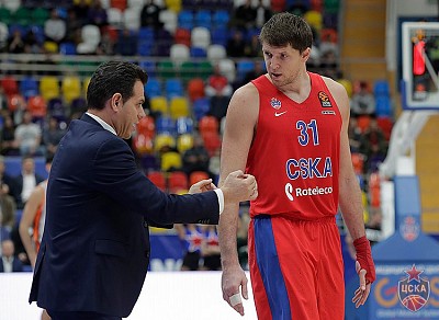 Dimitris Itoudis and Victor Khryapa (photo: T. Makeeva, cskabasket.com)