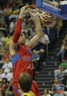 Dmitry Sokolov dunks the ball (photo M. Serbin, cskabasket.com)