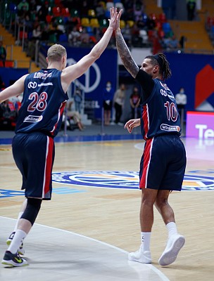 Andrei Lopatin and Daniel Hackett (photo: M. Serbin, cskabasket.com)