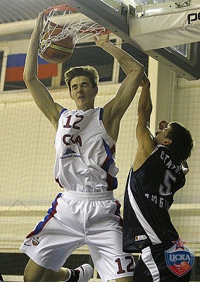Семен Шашков забивает сверху (фото М. Сербин, cskabasket.com)