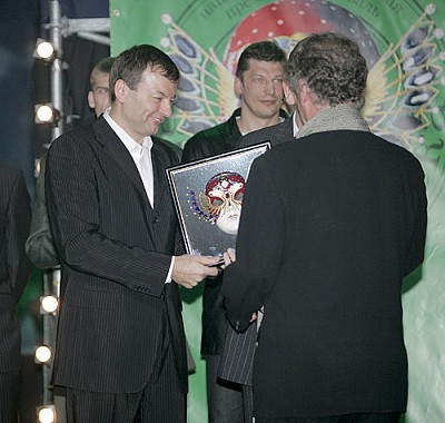 Сергей Кущенко вручает «Золотую маску» (фото Т. Макеева)
