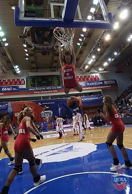 CSKA dance team dunks the ball (photo: M. Serbin, cskabasket.com)