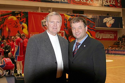 Сергей Кущенко и легенда НБА Джерри Уэст (фото М.Сербин)