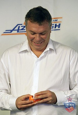 Александр Волков проводит жеребьёвку (фото М. Сербин, cskabasket.com)