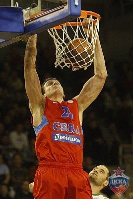Александр Каун забивает сверху (фото М. Сербин, cskabasket.com)