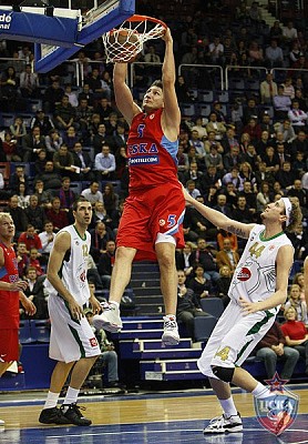 Nikita Kurbanov dunks the ball (photo T. Makeeva, cskabasket.com)