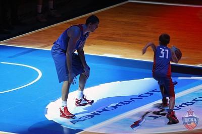 Виктор Хряпа играет против своего сына  (фото: М. Сербин, cskabasket.com)