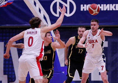 Даниил Кирилюк и Ярослав Никонов (фото: М. Сербин, cskabasket.com) 