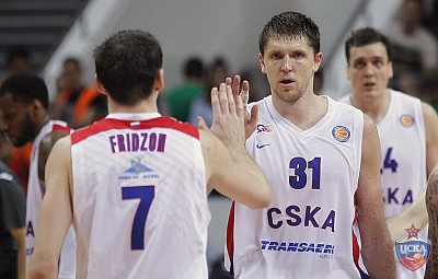 Vitaly Fridzon and Victor Khryapa (photo: M. Serbin, cskabasket.com)