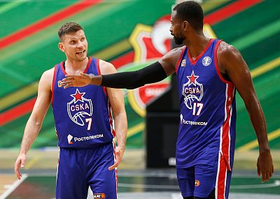 Иван Ухов и Ливио Жан-Шарль (фото: М. Сербин, cskabasket.com) 