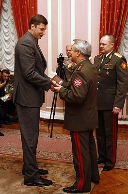 Николай Панков вручает медаль Сергею Панову (фото М. Сербин)