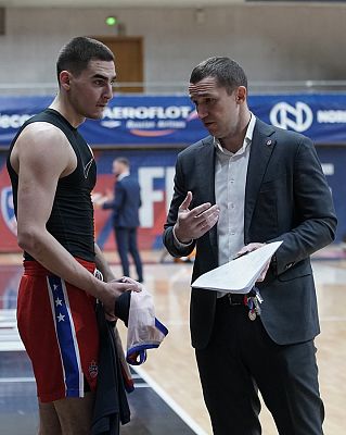 Николай Нацвлишвили и Александр ГУСЕВ (фото: Т. Макеева, cskabasket.com)
