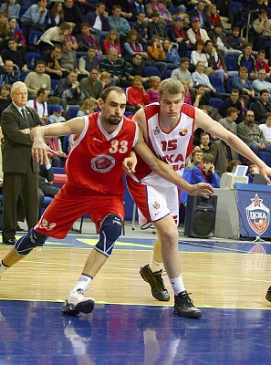Александр Башминов против Михаила Антропова (фото cskabasket.com)