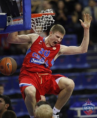 Andrey Vorontsevich dunks the ball (photo M. Serbin, cskabasket.com)