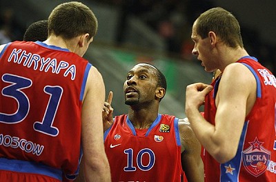 Jon Robert Holden and CSKA team (photo M. Serbin, cskabasket.com)