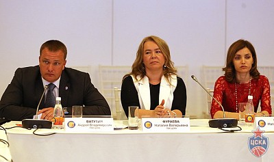 Андрей Ватутин, Наталия Фураева и Наталья Кузнецова (фото: М. Сербин, cskabasket.com)