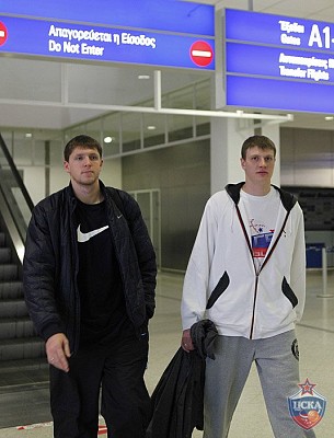 Viktor Khryapa and Andrey Vorontsevich (photo M. Serbin, cskabasket.com)