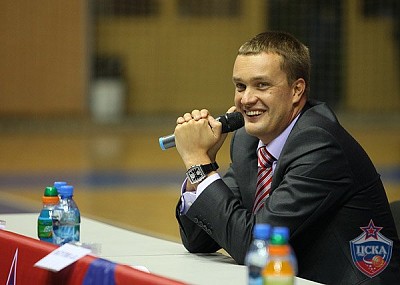 Андрей Владимирович Ватутин отвечает на вопросы болельщиков (фото Ю. Кузьмин, cskabasket.com)