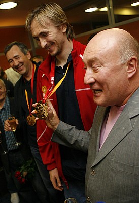 Сергей Чернов показывает золотую медаль чемпионата (фото М. Сербин)