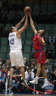 Рамунас Шишкаускас сделал блок-шот (фото М. Сербин, cskabasket.com)