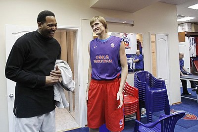 Robert Horry and Andrey Kirilenko  (photo T. Makeeva, cskabasket.com)