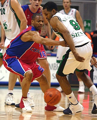 Brown vs Vanterpool (photo cskabasket.com)