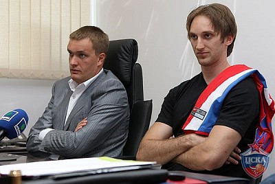 Andrey Vatoutin and Zoran Planinic (photo Y. Kuzmin, cskabasket.com)