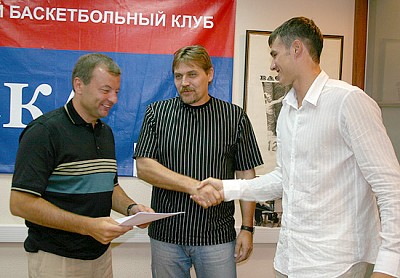 Sergey Kushchenko, first coach Sergey Olhov and Vladimir Dyachok (photo cskabasket.com)