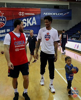 Mike James and Will Clyburn (photo: M. Serbin, cskabasket.com)