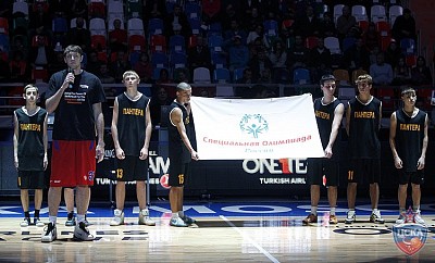 Viktor Khryapa and Special Olympics (photo M. Serbin, cskabasket.com)