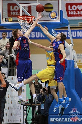 Andrey Vorontsevich and Aleksei Zozulin (photo: M. Serbin, cskabasket.com)