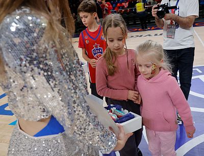 Новогодние подарки (фото: Т. Макеева, cskabasket.com)