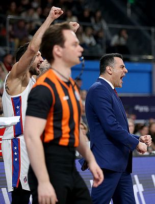Никита Курбанов и Андреас Пистиолис (фото: М. Сербин, cskabasket.com)
