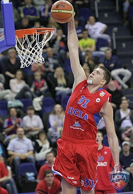 Viktor Khryapa dunks the ball (photo S. Mukhtarulin, Red-Army.ru)