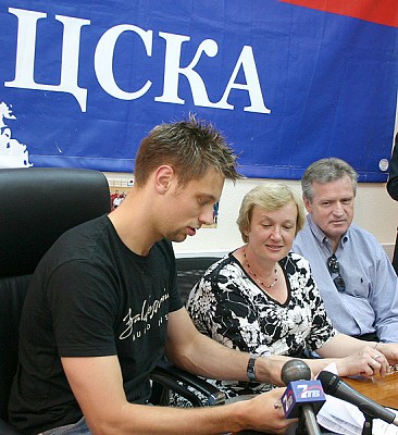 Дэвид Андерсен подписывает клубный регламент в присутствии менеджера ЦСКА и своего агента (фото cskabasket.com)